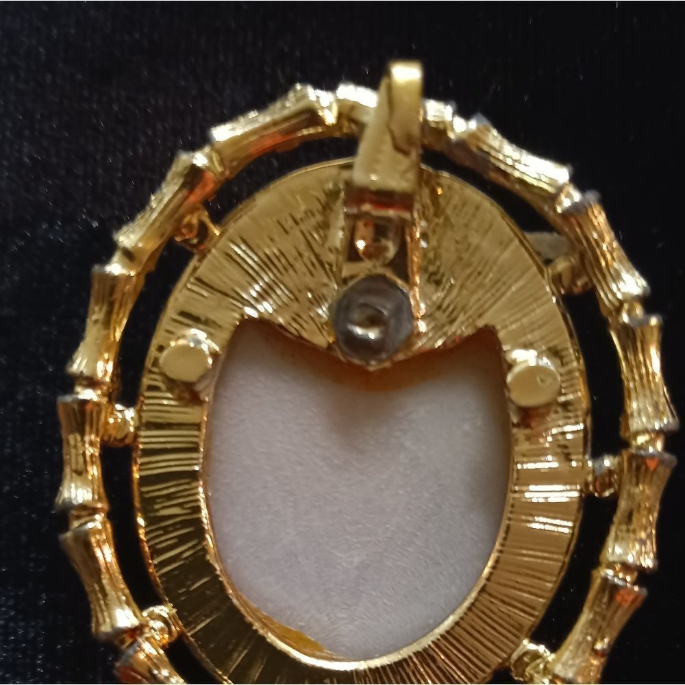 Western Antique Jewelry. Classic Cameo Ladies Bamboo Edge Pin - Picture 4 of 5